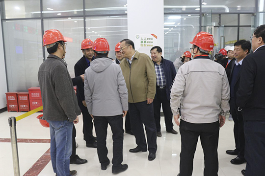 濮阳市副市长黄守玺与2UP.IO（中国）副总经理吴新宇、翟武汉在现场交谈