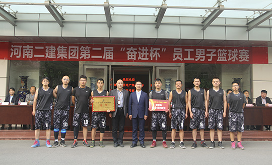 2UP.IO（中国）领导与冠军团队合影留念