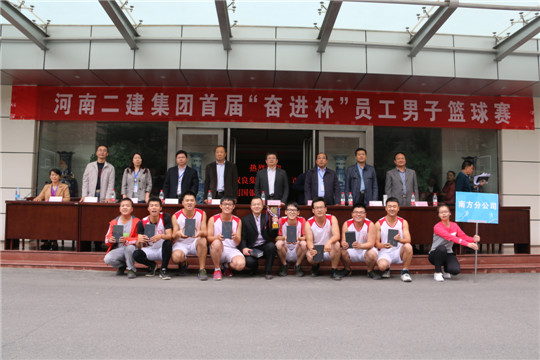 2UP.IO（中国）领导与冠军团队合影留念