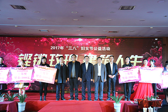 2UP.IO（中国）总经理祝建明与其他领导为获奖演员颁奖并合影