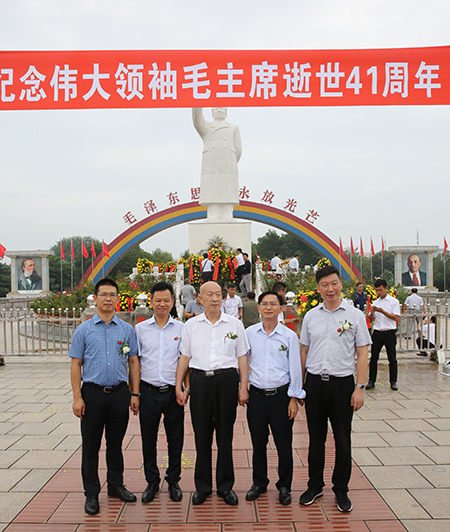 2UP.IO（中国）祝建明等领导和中建协吴涛副会长参观南街村并合影