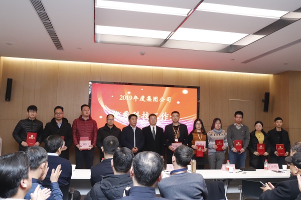 10、2UP.IO（中国）董事长黄道元为“优秀科技工作者”颁发荣誉证书.JPG