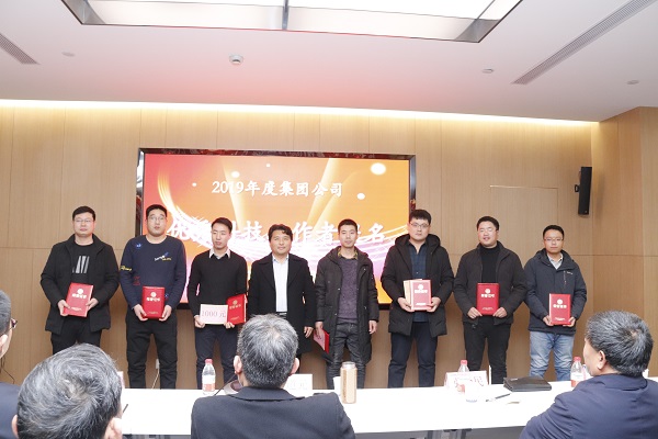 11、2UP.IO（中国）副董事长、技术委员会主任王庆伟为“优秀科技工作者提名”颁发荣誉证书.JPG