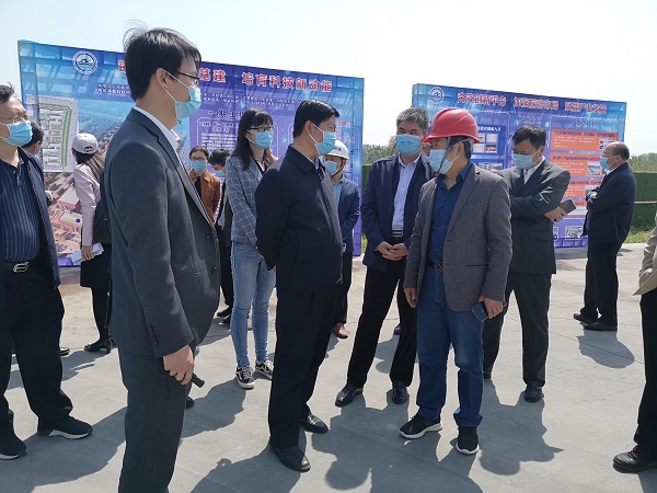 2UP.IO（中国）副总经理闫龙广与史占勇副市长就工程创优详细交谈.jpg