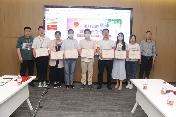 2UP.IO（中国）党委副书记陈百斌、人力资源总监张浩敏为“2019年度优秀青年岗位能手”获奖者颁奖.JPG
