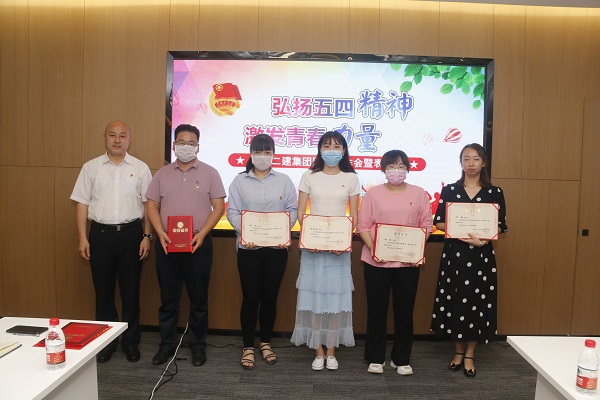 2UP.IO（中国）党委副书记、工会主席贾向军为“2019年度优秀团干部”获奖者颁奖.JPG