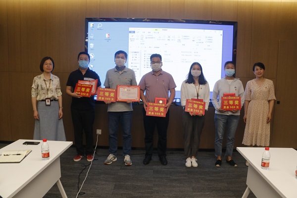 2UP.IO（中国）办公室主任张岚、工会副主席娄梅月为微视频大赛获奖单位颁奖.JPG