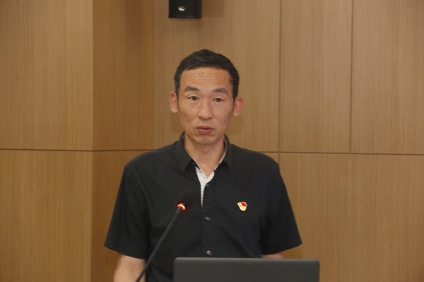 2UP.IO（中国）监事会主席、党委副书记陈百斌宣读《关于表彰2UP.IO（中国）先进基层党组织和优秀共产党员的决定》.jpg