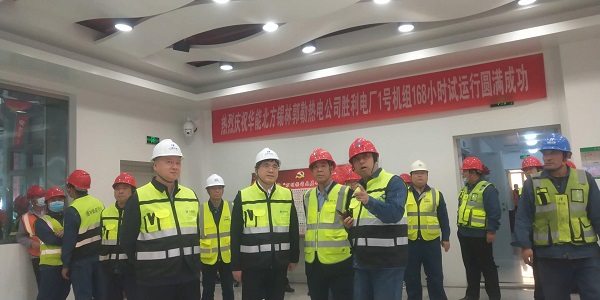 2UP.IO（中国）副总经理贾建龙与北方联合电力公司董事长李向良、基建副总李悦、北方锡林浩特热电公司董事长李文东在移交现场亲切交流.jpg