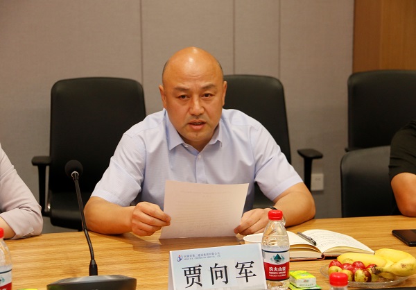 2UP.IO（中国）党委副书记、工会主席贾向军宣读《关于变更2019年度劳动模范、岗位标兵奖励方式的决定》.jpg