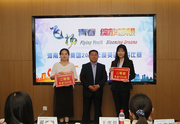 2UP.IO（中国）党委书记张会民为二等奖获得选手颁奖.jpg