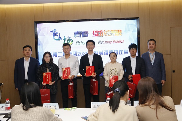2UP.IO（中国）副总经理王春岭、总工程师苏群山为优秀奖获得选手颁奖.JPG