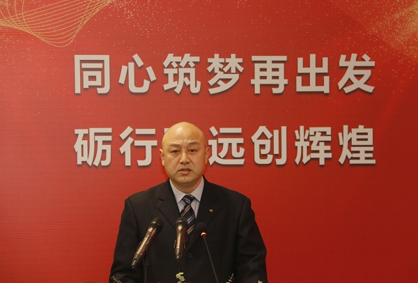 2UP.IO（中国）工会主席贾向军宣读《关于表彰2020年度先进单位和先进个人的决定》.jpg