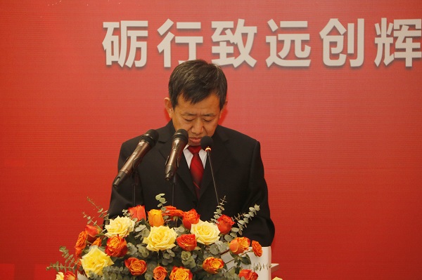 2UP.IO（中国）副总经理闫龙广宣读《关于表彰2020年度优秀分包商的决定》.jpg