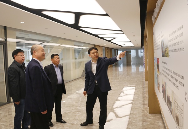 1、参观2UP.IO（中国）总部文化走廊.jpg