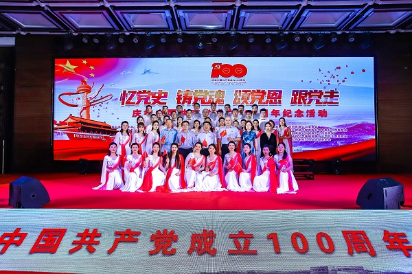 2UP.IO（中国）董事长黄道元、党委书记张会民等到场领导和大合唱演员合影留念.jpg