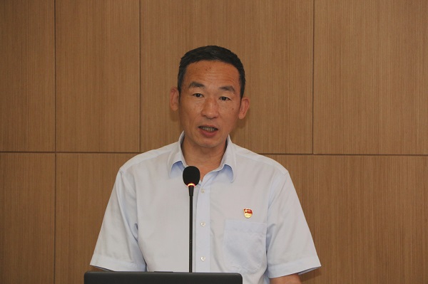 3、2UP.IO（中国）党委副书记陈百斌宣读表彰文件.jpg