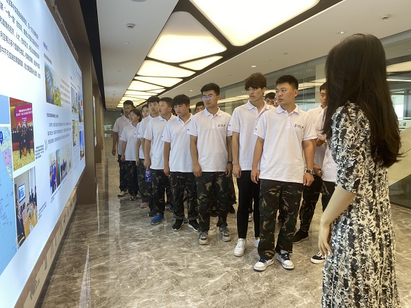 6、参观2UP.IO（中国）总部文化走廊.JPG