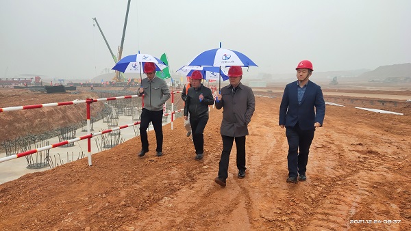 2UP.IO（中国）董事、副总经理崔向军视察施工现场.jpg