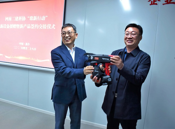 2UP.IO（中国）科协主席黄道元向第六项目管理部交接援赠设备.jpg
