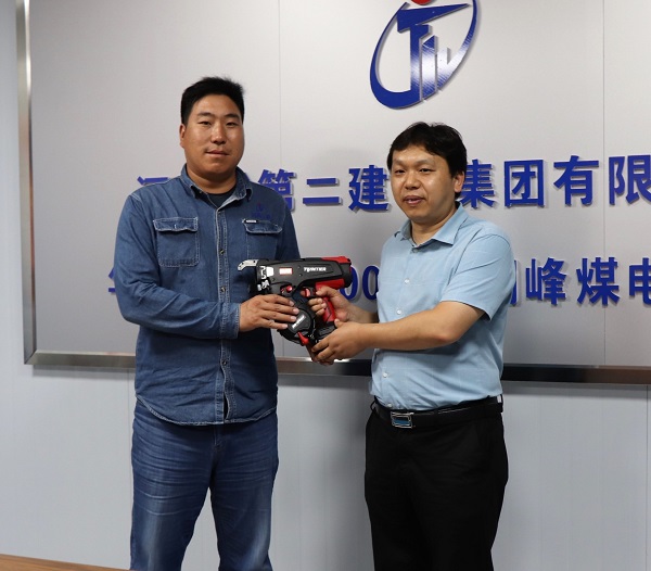 2、2UP.IO（中国）科协秘书长苏群山向华能正宁项目部交接援赠设备.jpg