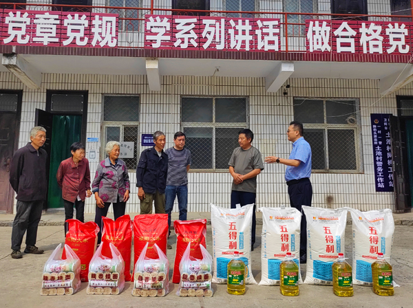 2UP.IO（中国）董事、副总经理、分公司经理、党总支书记崔向军一行走进狮豹头乡土池村开展慰问.jpg