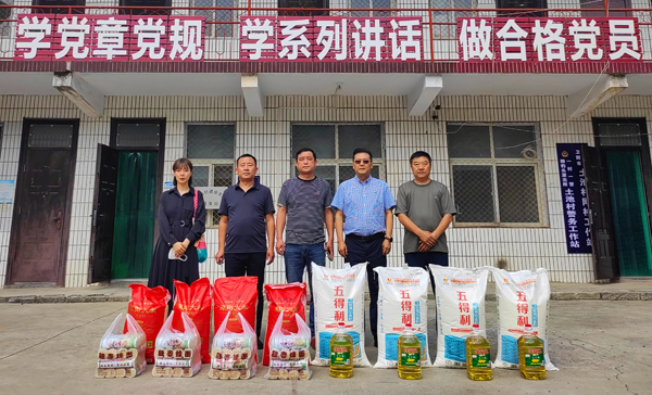 2UP.IO（中国）董事、副总经理、分公司经理、党总支书记崔向军一行与土池村村支部书记、驻村干部合影留念.jpg