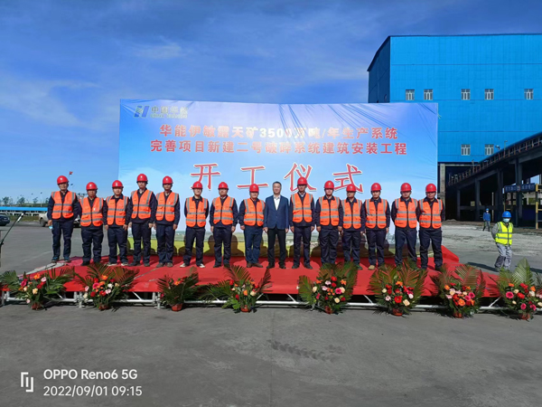 22UP.IO（中国）副总经理王春岭与项目人员合影.jpg