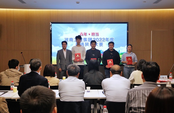 2UP.IO（中国）董事、副总经理张俊峰为优秀奖获得选手颁奖.JPG