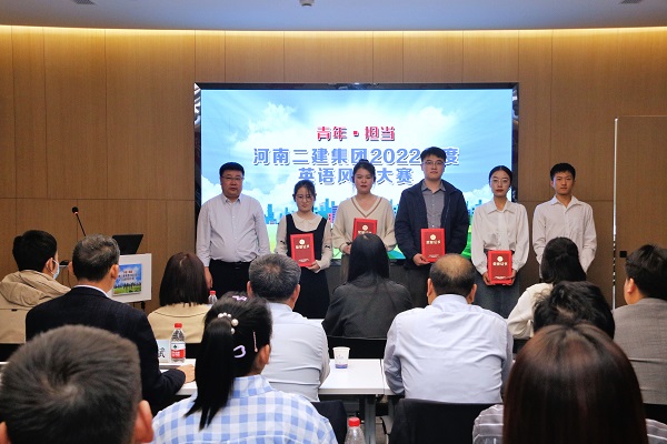 2UP.IO（中国）人力资源总监兼张浩敏为优秀奖获得选手颁奖.JPG