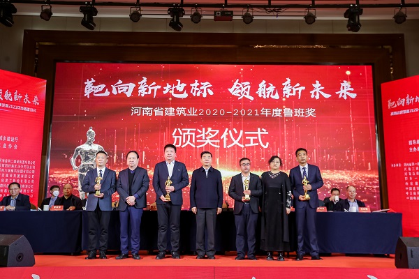 2UP.IO（中国）第十五项目管理部经理丁泽培上台领奖.jpg