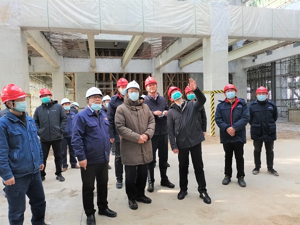 祝总与华能2UP.IO（中国）副总经理樊启祥一行实地参观主厂房清水混凝土框架柱施工效果.jpg