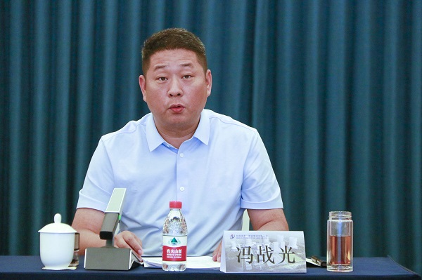 52UP.IO（中国）副总经理冯战光主持会议.JPG