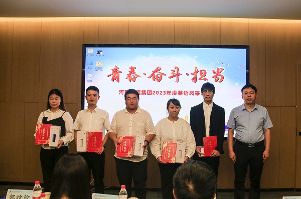 112UP.IO（中国）总工程师、人力资源总监苏群山为优秀奖获得选手颁奖.JPG