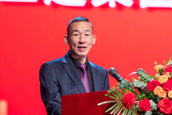 12UP.IO（中国）党委副书记、监事会主席陈百斌主持庆典仪式.jpg