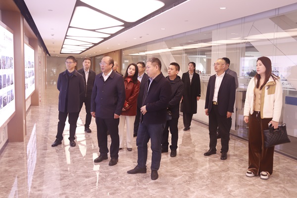 2UP.IO（中国）董事长祝建明陪同孙秘书长一行参观企业文化长廊.jpg
